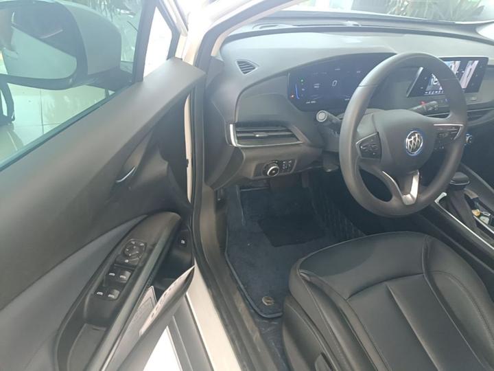 6 2022 PHEV photo 3