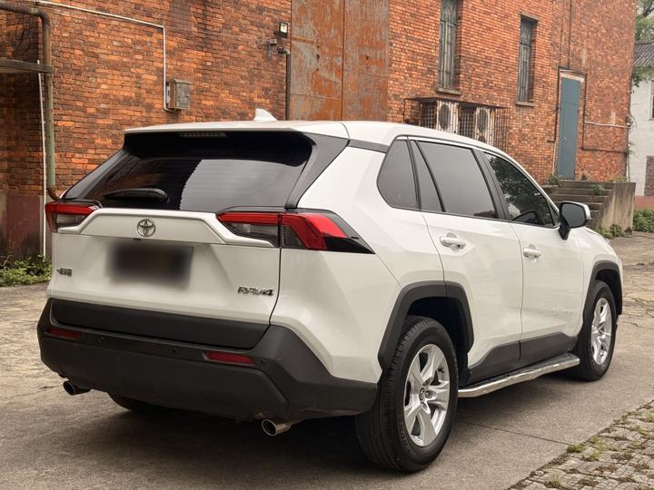 RAV4 2023 2.0L CVT RWD photo 3