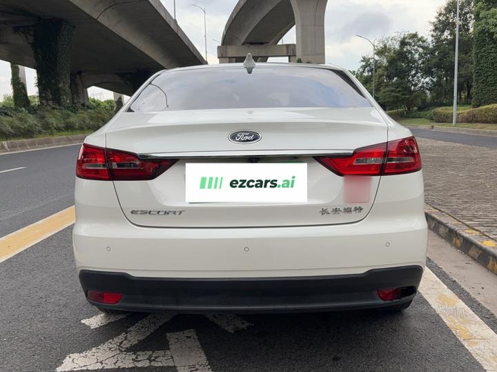 Escort 2019 1.5L AT photo 3