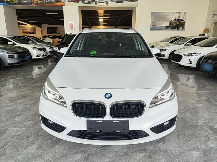 2 Series Wagon 2016 218i Leading photo 2