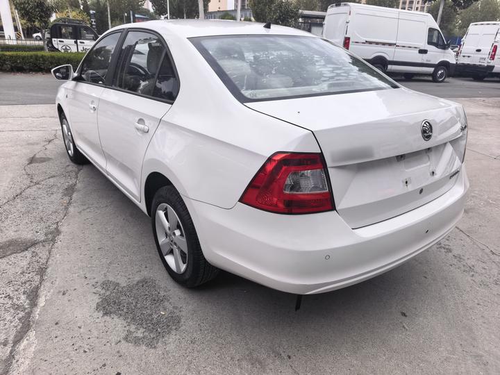 Rapid 2015 1.6L AT photo 7