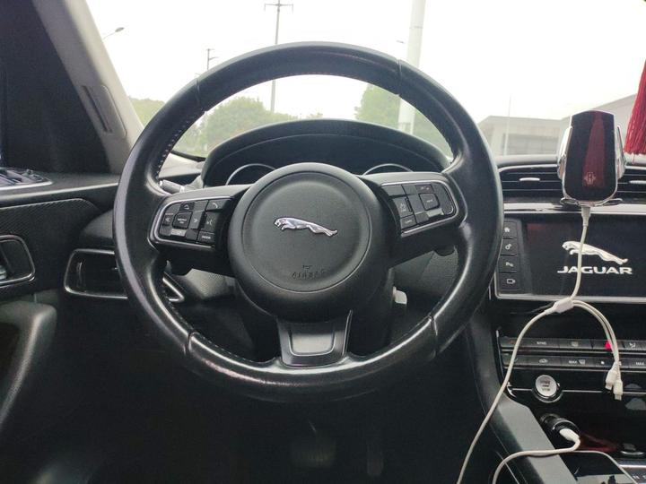 F-PACE 2016 2.0T RWD Exclusive photo 7