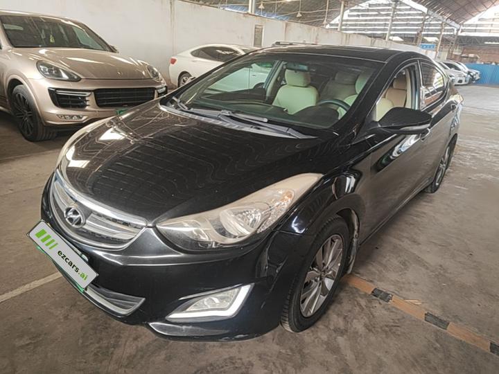 Elantra 2015 1.6L MT Leading