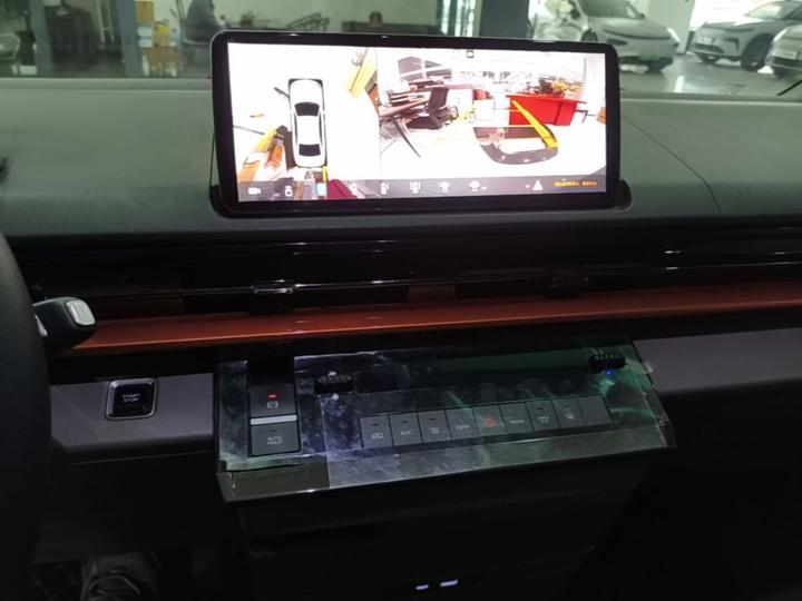 VAN 2025 Short Wheelbase 68kWh 5-Seater photo 8