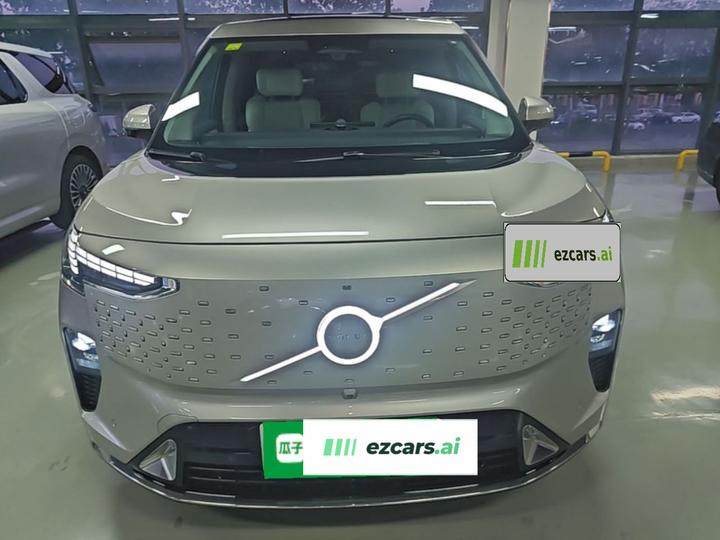 EM90 2025 Ultra 6-Seater photo 2