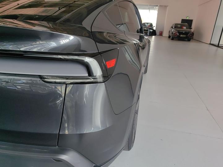 Model Y 2025 RWD Launch Edition photo 7