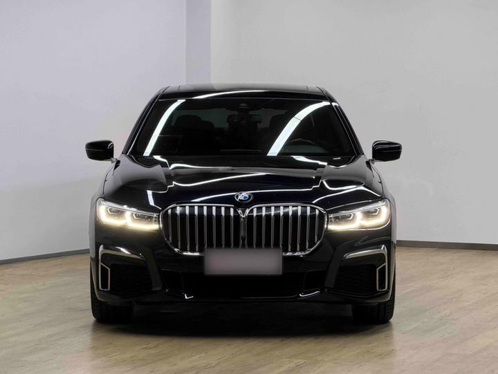 7 Series 2021 740Li Leading M Sport Package photo 2