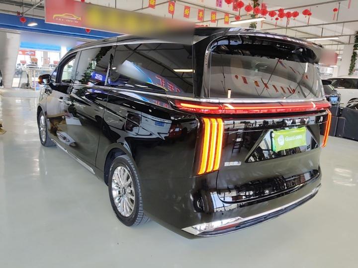 2023 AWD Executive Extended photo 4