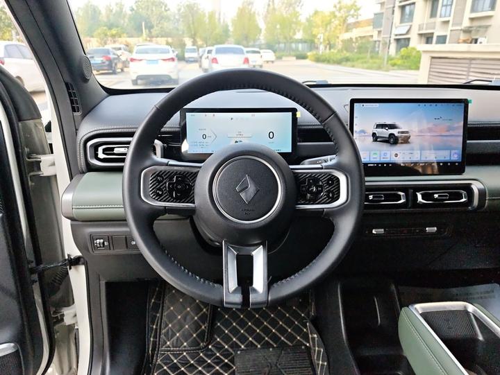 Plus 2025 Smart Premium 5-Seater photo 5