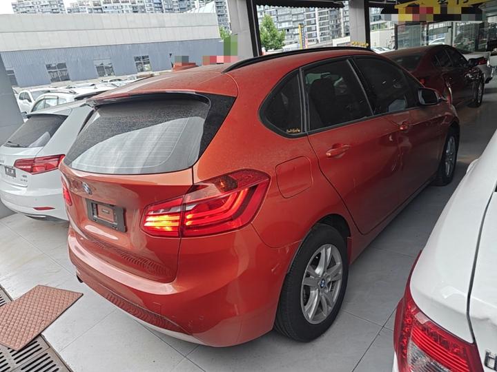 2 Series Wagon 2016 218i Leading photo 4