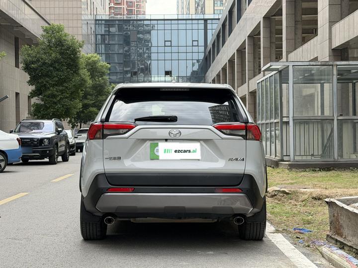 RAV4 2022 2.0L CVT RWD Plus photo 4