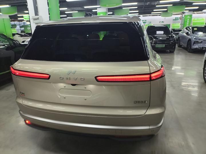 L90 2025 Ultra 6-Seater 85 photo 3