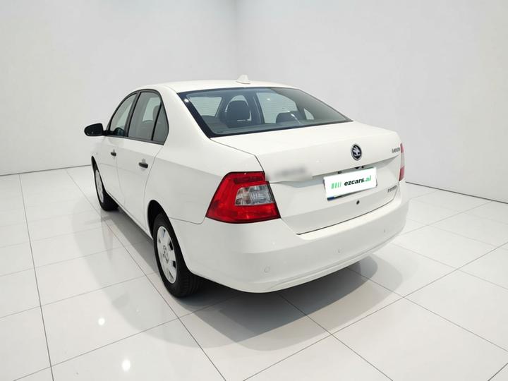Rapid 2015 1.6L AT photo 4