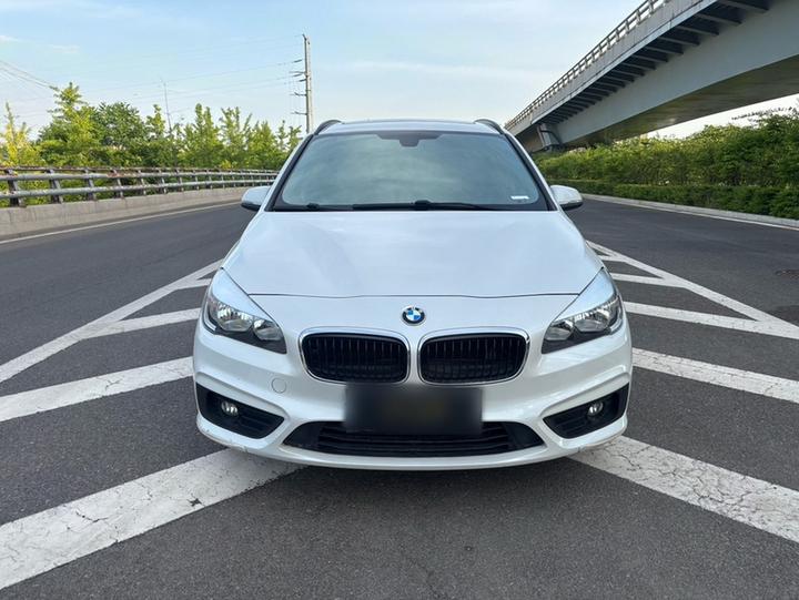 2 Series Wagon 2015 218i Leading photo 2