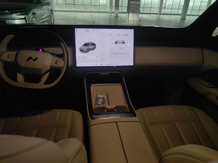 L90 2025 Ultra 6-Seater 60 photo 5