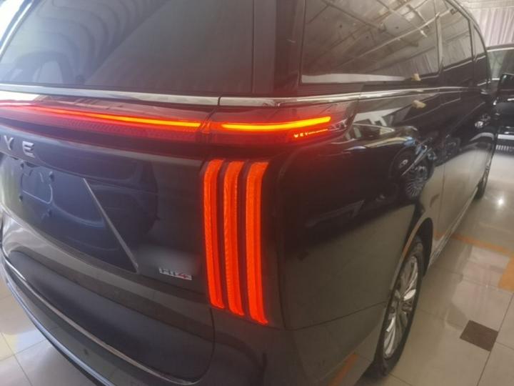 2025 AWD 8 photo 7