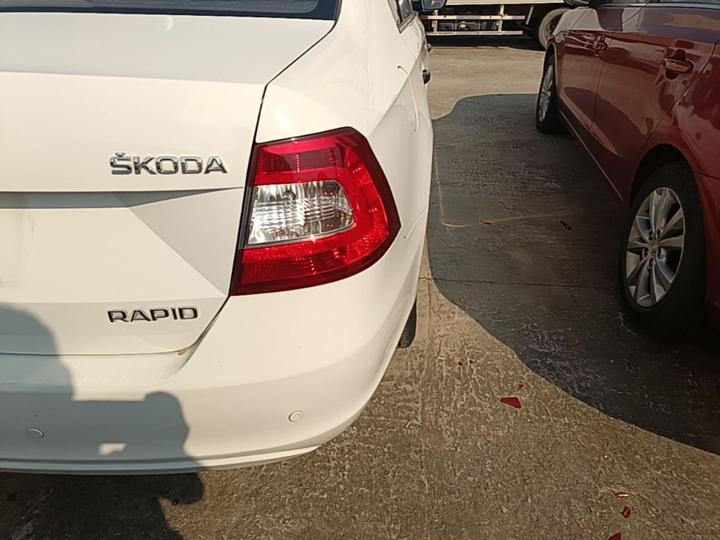 Rapid 2015 1.6L AT photo 7