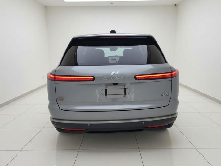 L90 2025 Ultra 6-Seater 60 photo 3