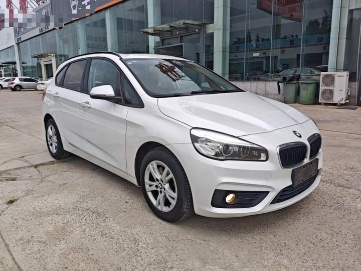 2 Series Wagon 2016 218i Leading photo 3