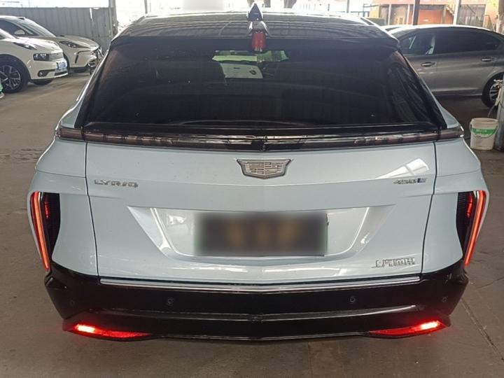 IQ 2022 RWD Long Range Luxury photo 3