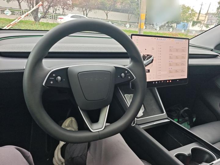 Model Y 2025 RWD photo 5