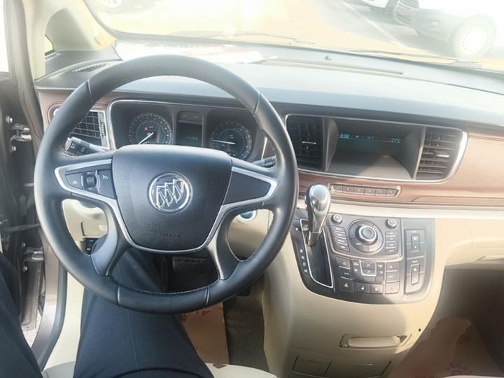 GL8 2015 2.4L Luxury Business Exclusive photo 5