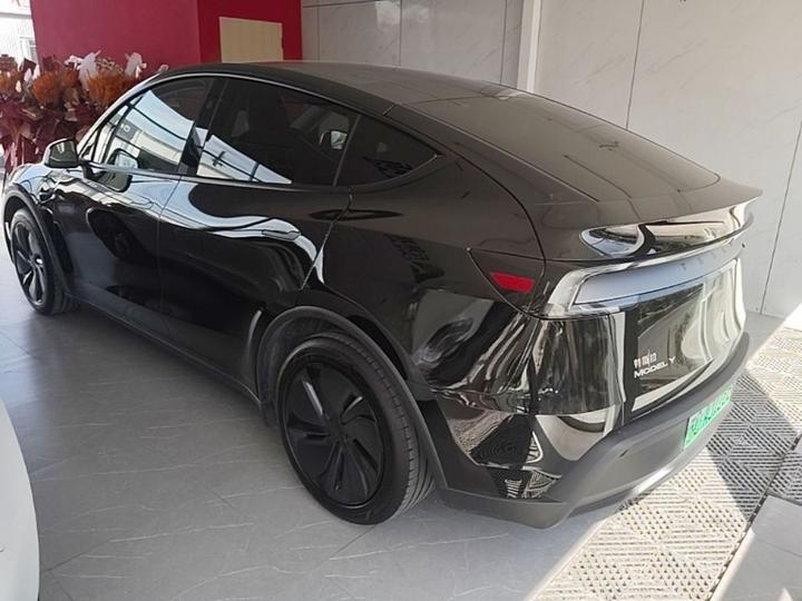 Model Y 2025 RWD photo 4