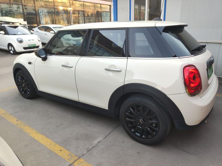 2019 1.5T ONE PLUS 5-Door photo 3