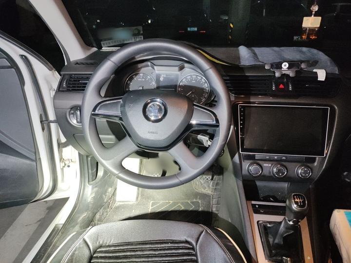 Octavia 2016 1.6L MT photo 3