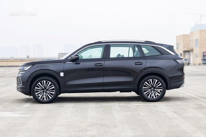 2026 330TSI Luxury photo 3