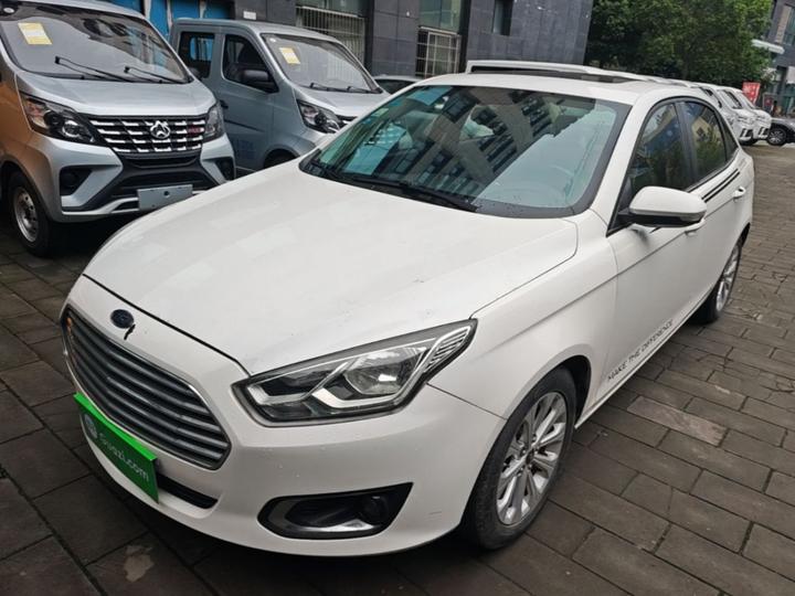 Escort 2015 1.5L MT Fashion