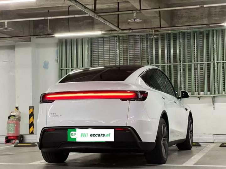 Model Y 2025 RWD photo 6