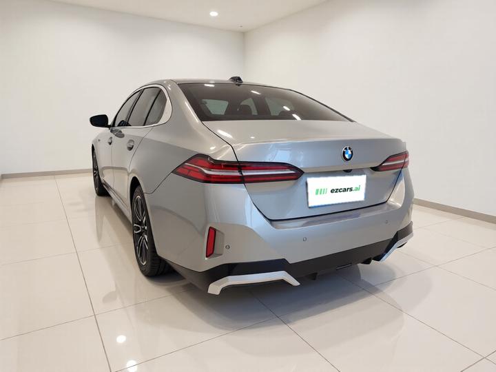 5 Series 2025 530Li Leading M Sport Package photo 4
