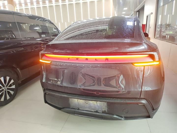 Model Y 2025 RWD photo 5