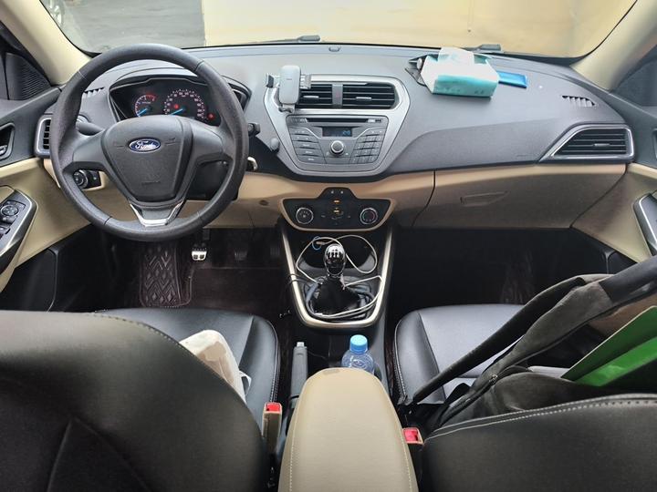 Escort 2015 1.5L MT Comfort photo 5