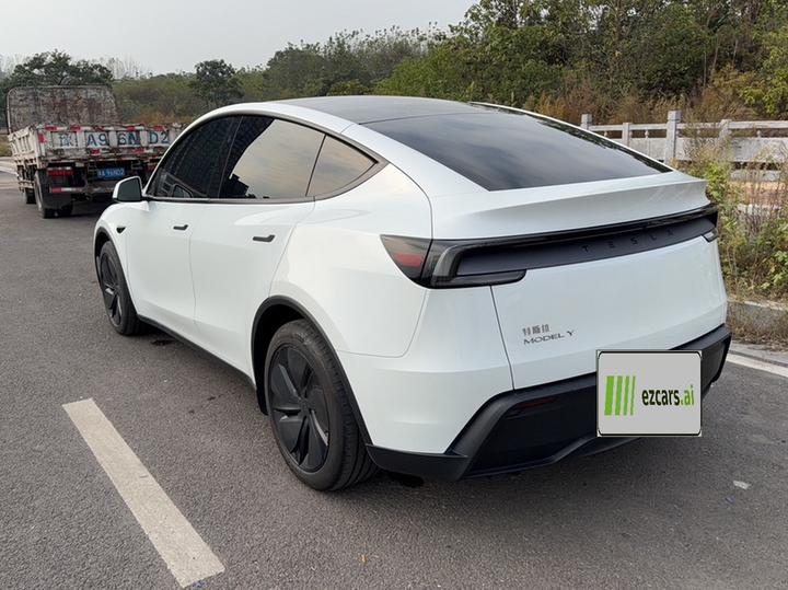 Model Y 2025 RWD photo 4