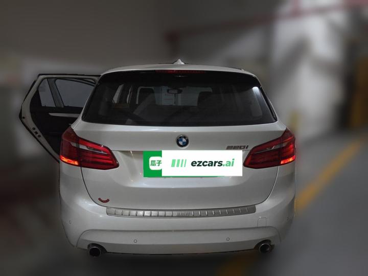 2 Series Wagon 2016 220i Leading photo 5