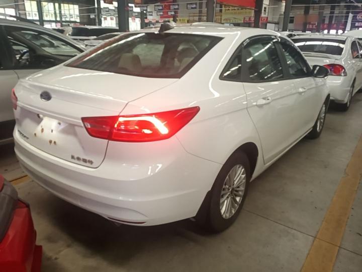 Escort 2015 1.5L AT Comfort photo 4