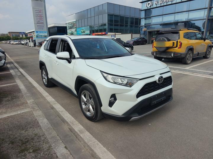 RAV4 2021 2.0L CVT RWD PLUS photo 3