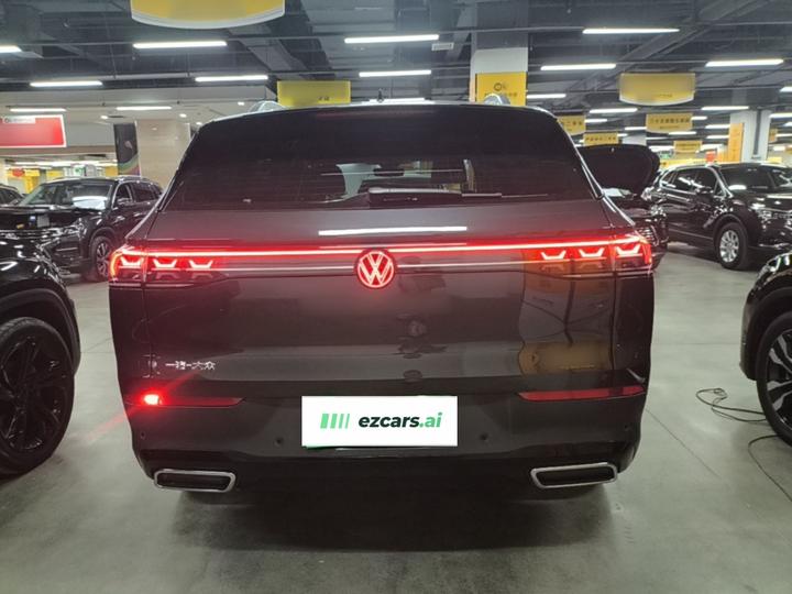 2023 330TSI Luxury photo 5