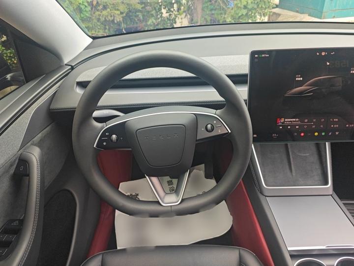 Model Y 2025 Long Range AWD Launch Edition photo 7