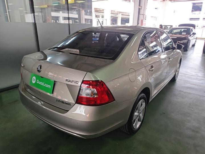 Rapid 2016 1.6L AT photo 4
