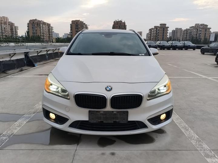 2 Series Wagon 2016 218i Leading photo 2