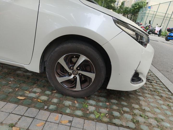 Levin 2018 185T CVT Luxury photo 8