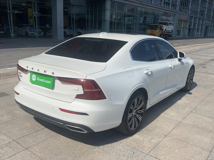 S60 EV 2022 T8 E Hybrid AWD Luxury photo 3