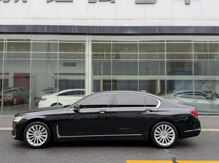7 Series 2021 730Li Luxury photo 2