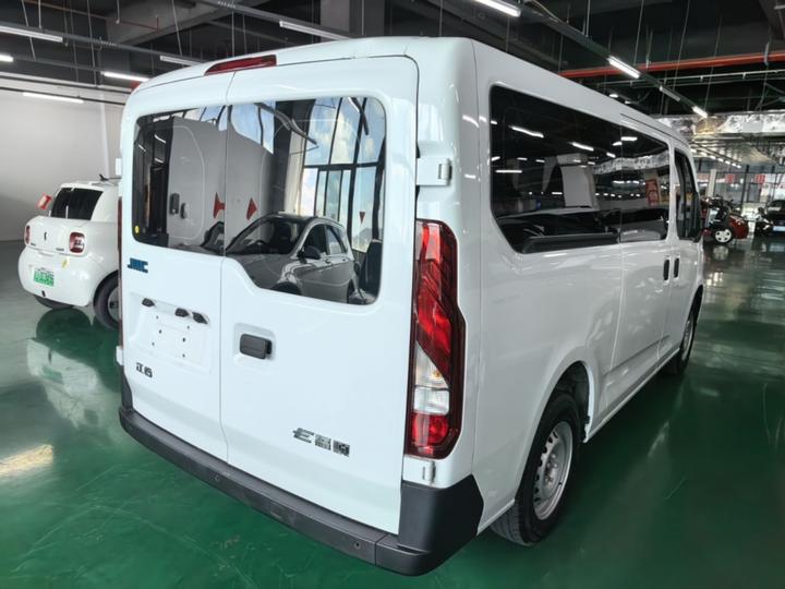 E 2025 41.86kwh Short Wheelbase photo 6