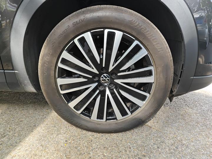 2024 330TSI Luxury photo 8