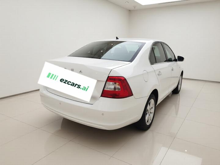 Rapid 2015 1.6L AT photo 6
