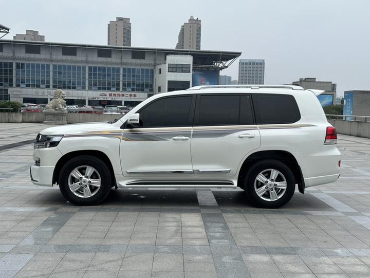 Land Cruiser Parallel Import photo 3